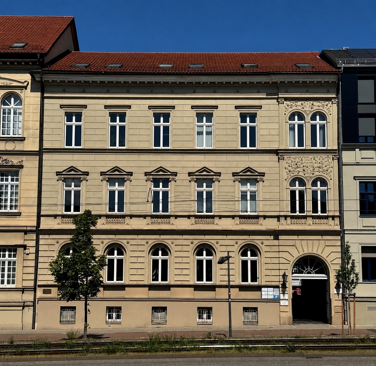 Frontansicht des Stadtpalais in Halle (Saale) mit historischer Gründerzeitfassade
